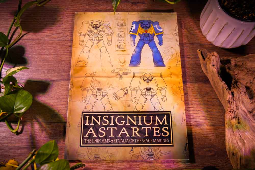 Insignium Astartes: The Uniforms and Regalia of the Space Marines – Warhammer 40,000 (Softcover • Games Workshop)