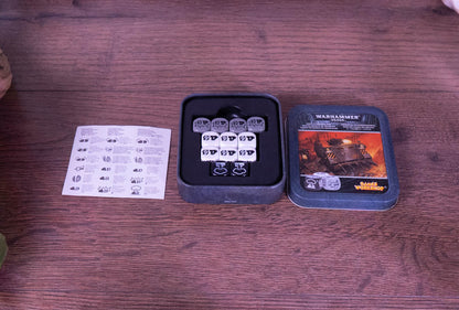 Warhammer 40,000: Vehicle Damage Dice Tin – Chaos Space Marines (Games Workshop • OOP • 65-28)